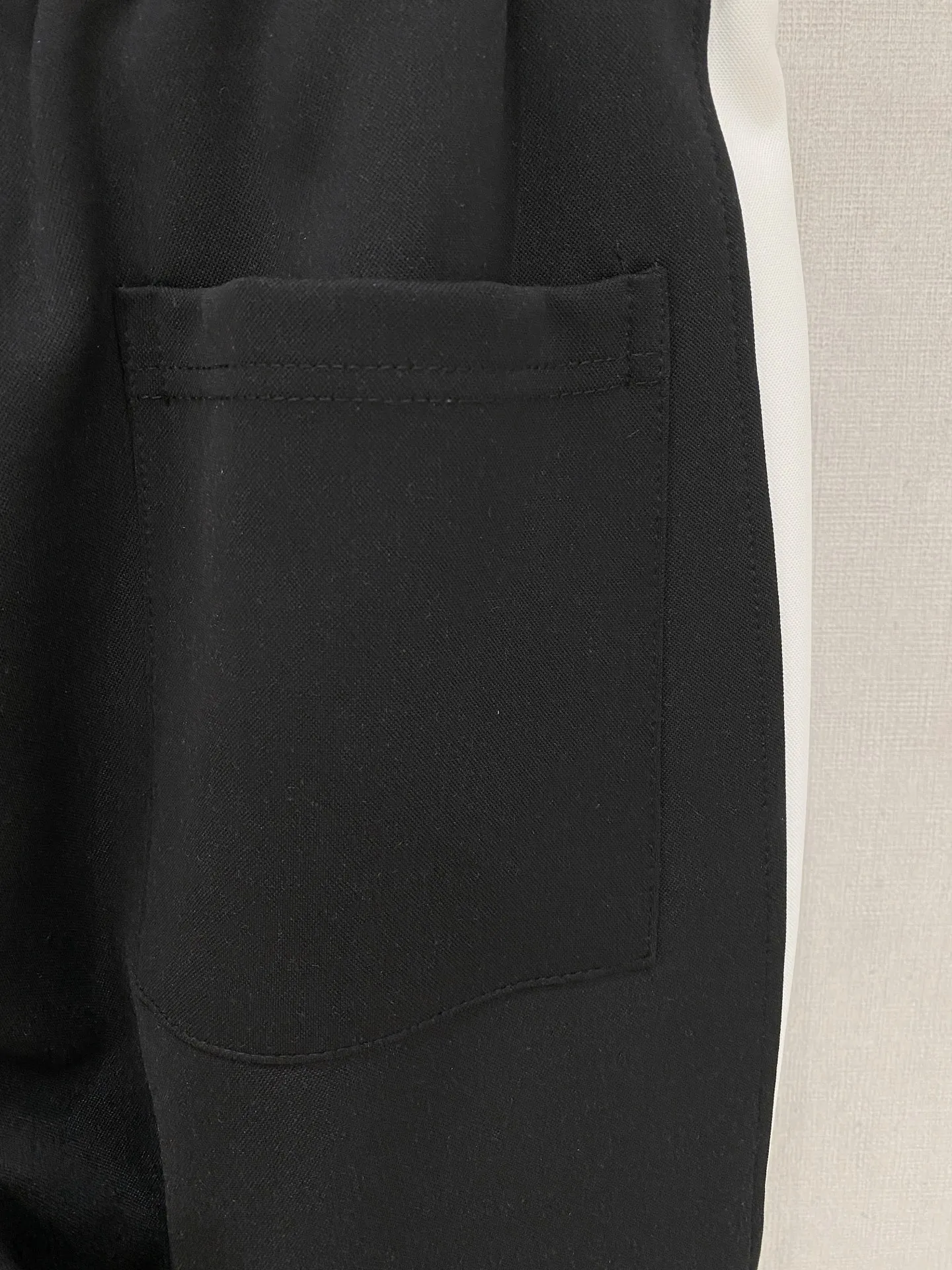🅿️720 LV hot-selling suit is coming. Focus on the original version of the official website. 2025 new hot-selling cardigan suit. The original order is the best. 🇭🇰The meticulous work of top designers. It has a fitting and perfect upper body effect. All-natural high-quality Tencel Roman cotton 100%, close-fitting comfort, noble and elegant! Original hardware embodies elegance and nobility! Counter size: M-3XL (maximum wear up to 190 pounds)